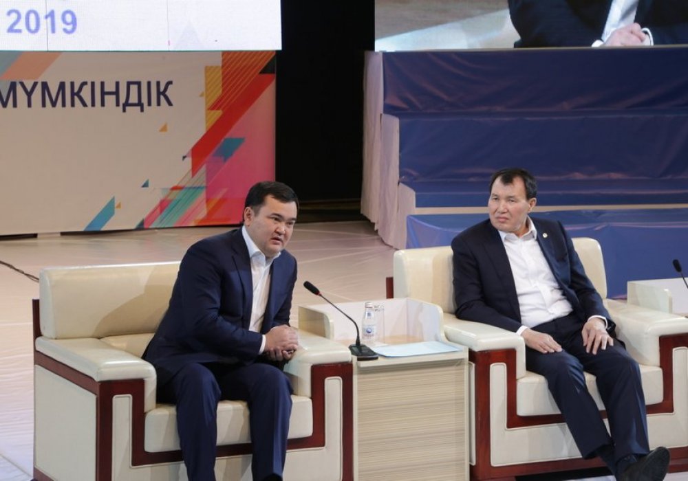 Алик Шпекбаев и Женис Касымбек ответили на вопросы молодых карагандинцев