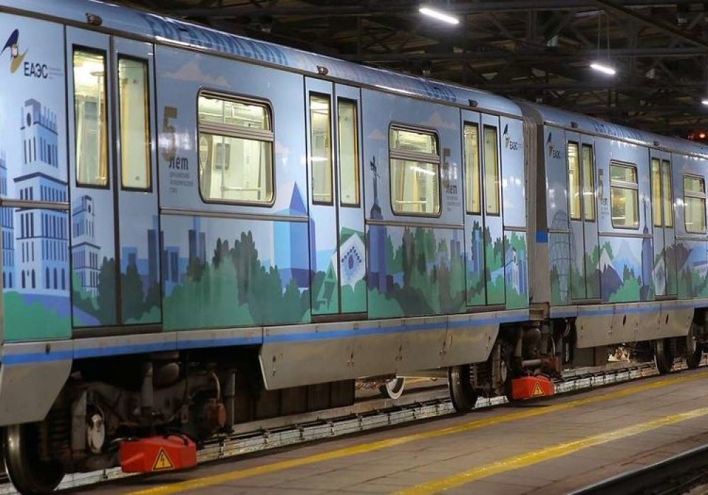 Поезд с рецептом бешбармака и стихами Макатаева запустили в московском метро