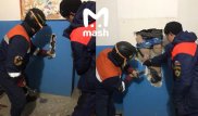 Мужчина застрял в стене, пытаясь достать валенки из вентиляционной шахты
