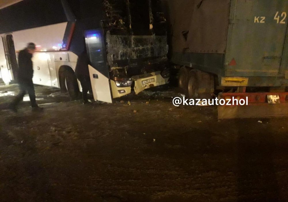 ДТП с участием двух автобусов произошло на трассе Алматы - Ташкент