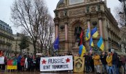 В Париже митингующих украинцев забросали яйцами