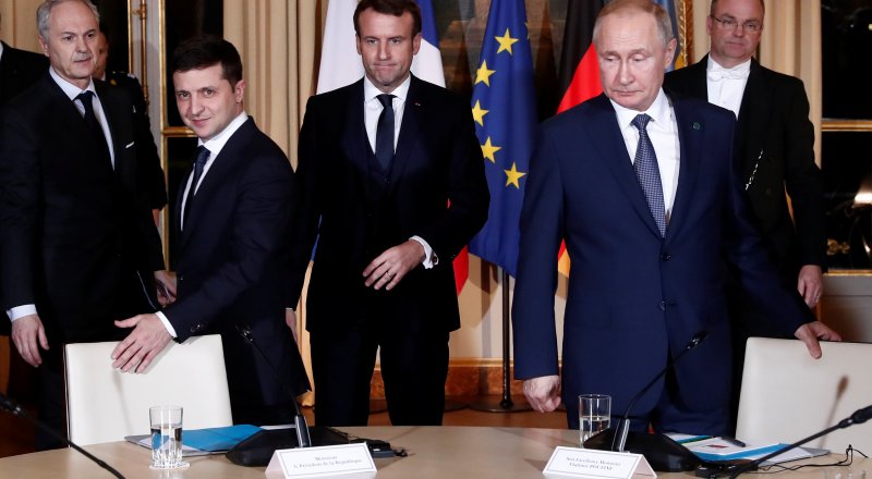 Владимир Зеленский, Эммануэль Макрон и Владимир Путин на встрече в Париже. © Reuters