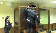 Обвиняемый в убийстве сбежал из клетки на глазах у конвоиров