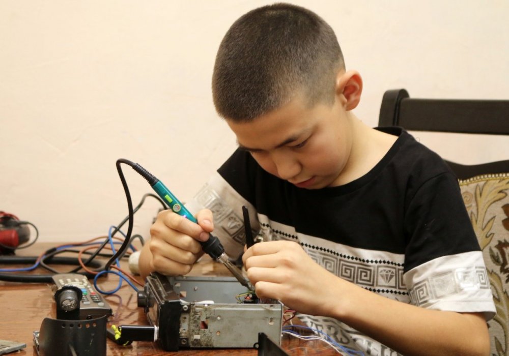 12-летний школьник в Карагандинской области стал телемастером, чтобы помочь больному отцу
