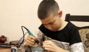 12-летний школьник в Карагандинской области стал телемастером, чтобы помочь больному отцу