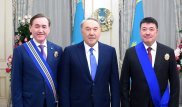 Назарбаев вручил награды своему помощнику и руководителю Канцелярии