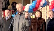 "Он им пригодится": Депутат на открытии школы подарил вазелин чиновникам