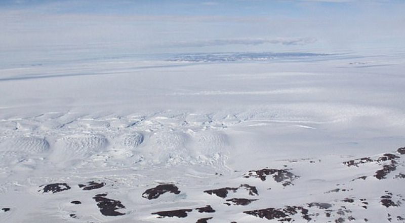 Глубочайшая точка на суше расположена под ледником Денмана в Восточной Антарктиде. © University of Texas at Austin
