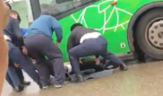 Мужчина лег под автобус и остановил движение в Алматы