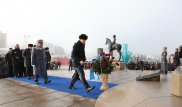Сагинтаев возложил цветы к монументу "Тәуелсіздік" в Алматы