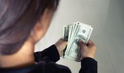 Во время полета у казахстанки украли 4,5 тысячи долларов