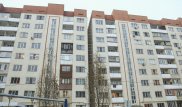 Накренившаяся многоэтажка в Алгабасе опустела