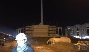 В Атырау от сильного ветра упала секция недостроенного флагштока