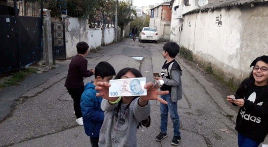 В Турции появился таинственный "Робин Гуд", раздающий деньги беднякам и детям - © Hürriyet Daily News