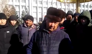 В Кыргызстане люди собрались на площади и пожаловались на казахстанских гаишников