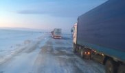 Колонна из фур попала в снежный затор в Павлодарской области