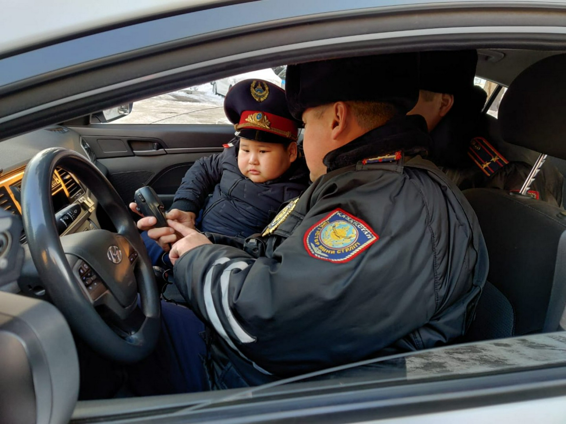 Мальчик-”полицейский” получил подарок от главы МВД: 26 декабря 2019 19:42 -  новости на Tengrinews.kz