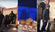 Сельчане готовят еду для спасателей, работающих на месте крушения самолета Bek Air