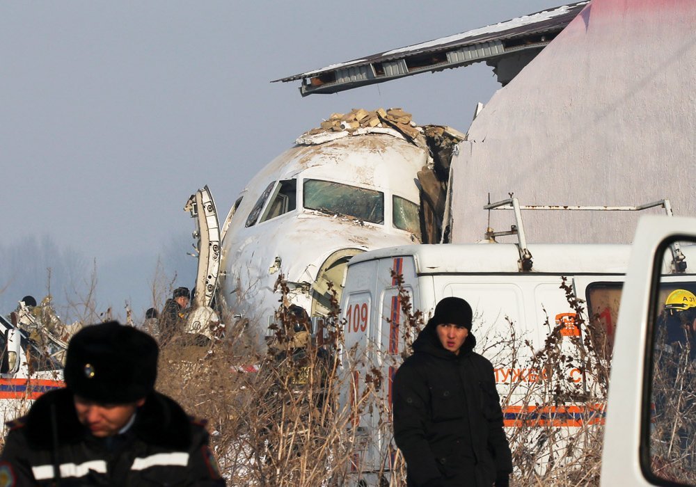Алматы маңында Fokker-100 ұшағы құлаған орын. © Reuters