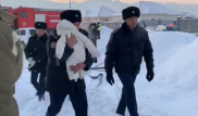 Малыш лежал на груди мамы - полицейский о спасении ребенка из-под обломков самолета Bek Air