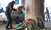 Неизвестный едва не унес цветы, возложенные жертвам крушения самолета Bek Air