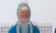На фото Снегурочки с "лицом Путина" отреагировали в акимате Караганды