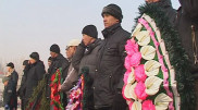 Родные убитых в Бишкеке милиционеров потребовали вооружить силовиков