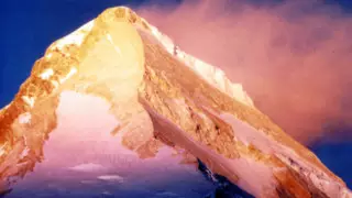 На Хан-Тенгри алматинские альпинисты установили флаг Азиады