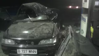 Видео: В Алматы "Тойота" врезалась в заправку 