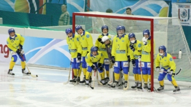 Игроки сборной Казахстана по хоккею с мячом