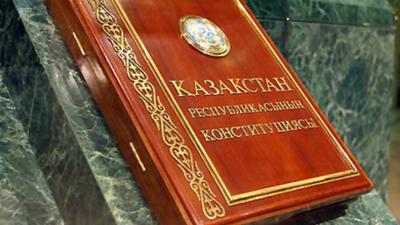 Парламент РК одобрил поправку в Конституцию о внеочередных выборах