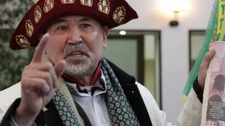 Эпатажный самовыдвиженец Амантай-кажы пообещал выдать замуж казахстанских девушек 