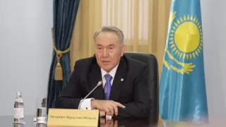 Нурсултан Назарбаев аккуратно записал замечания экзаменаторов