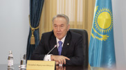Нурсултан Назарбаев аккуратно записал замечания экзаменаторов