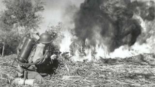 Пехотинец ведет огонь из ранцевого огнемета. Фото с сайта waralbum.ru