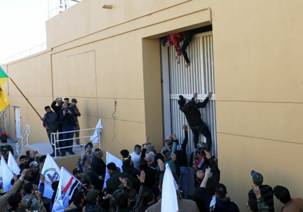 Протестующие штурмуют вход в посольство США в Багдаде. Фото: ©REUTERS