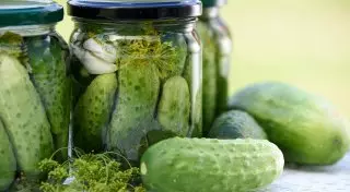 Врачи рассказали, почему рассол не спасает от похмелья