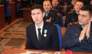 Наградили парня, заслонившего женщину при крушении самолета Bek Air под Алматы