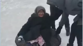 Бойкая бабушка с "ватрушкой" на горке стала героиней Сети