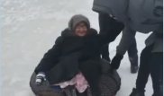 Бойкая бабушка с "ватрушкой" на горке стала героиней Сети