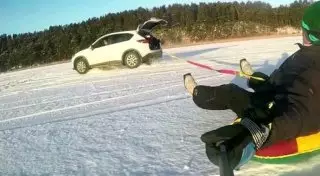 Двое парней погибли, катаясь на привязанном к машине баллоне в ВКО