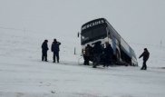 Автобус застрял в кювете по пути в Костанай. Пассажиры провели 3 часа на морозе