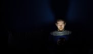 Названа функция смартфонов, которая лишает сна