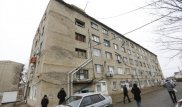 Заброшенный дом пугает жителей Атырау: из окон летят камни и старая сантехника