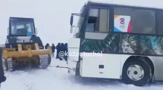 Хоккеисты клуба "Актобе" застряли в снежном плену