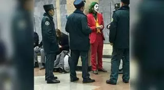 Люди в форме на всякий случай подошли к "Джокеру" в подземке Ташкента