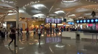 В хаос погрузился аэропорт Стамбула после запрета на таблички для туристов