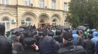 Протестующие штурмуют администрацию президента Абхазии
