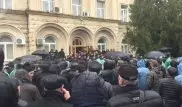 Протестующие штурмуют администрацию президента Абхазии