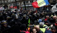 Слезоточивый газ применили против протестующих в Париже